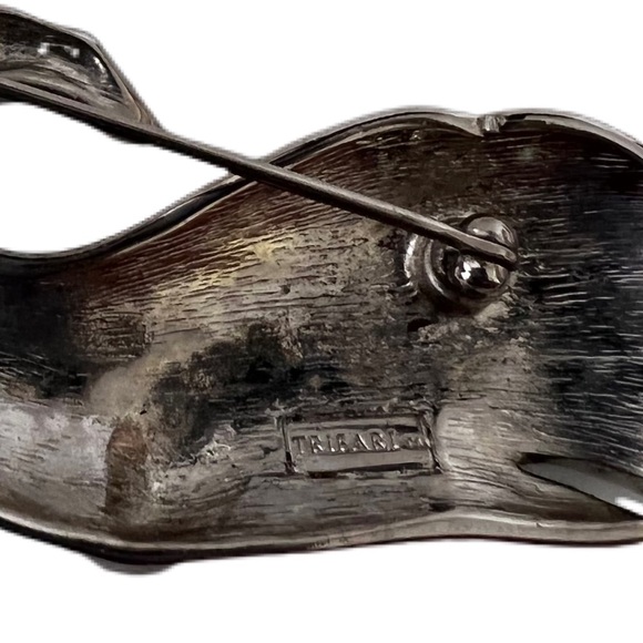 Vintage TRIFARI whale brooch in shiny black enamel and silver tone metal signed - Picture 4 of 5